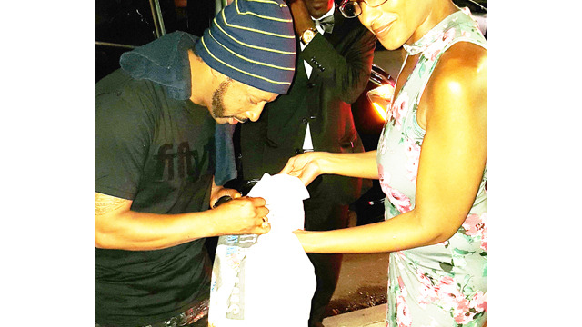 Comedian Katt Williams signing a shirt for a fan!